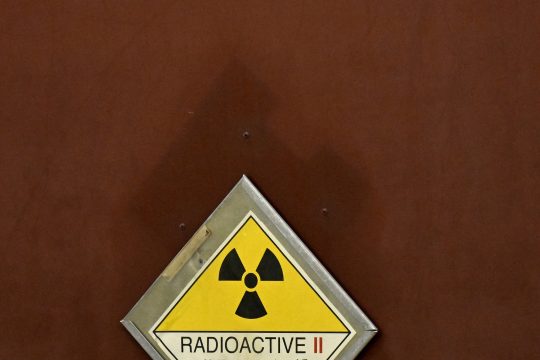 Schild mit der Aufschrift "Radioaktiv" an einem Castor-Behälter im Zwischenlager Ahaus