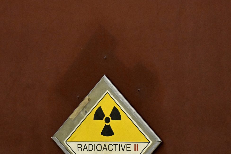 Schild mit der Aufschrift "Radioaktiv" an einem Castor-Behälter im Zwischenlager Ahaus