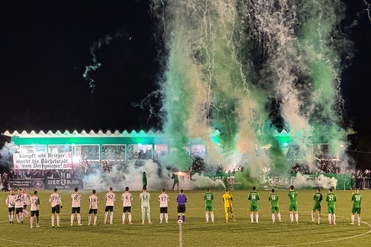 Beide Mannschaften vor dem Start