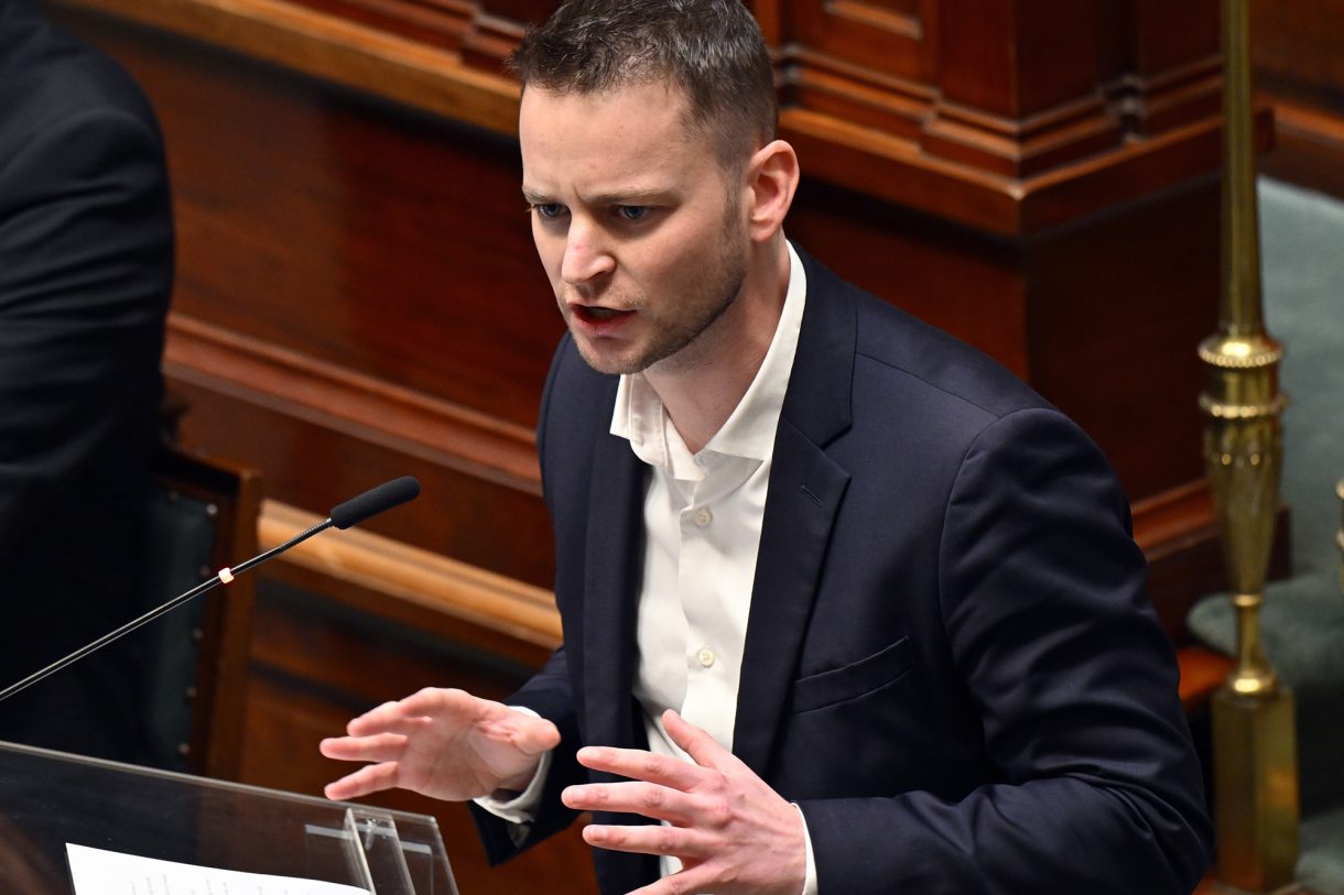 Kjell Vander Elst von Anders' am Rednerpult in der Kammer