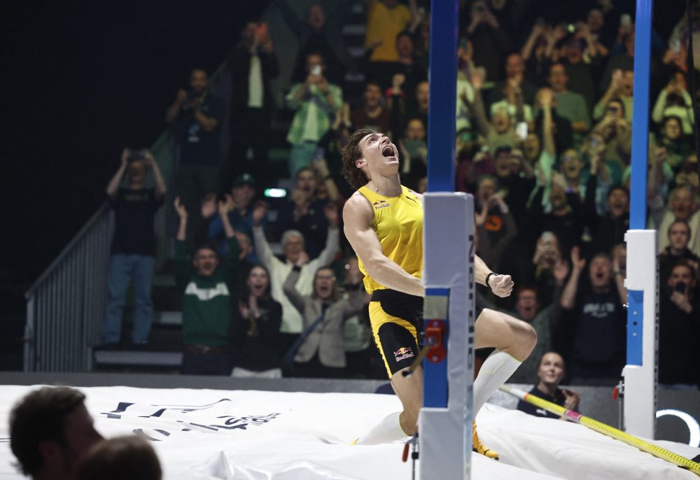 Stabhochspringer Armand Duplantis nach seinem Weltrekord-Sprung am 12. März 2026