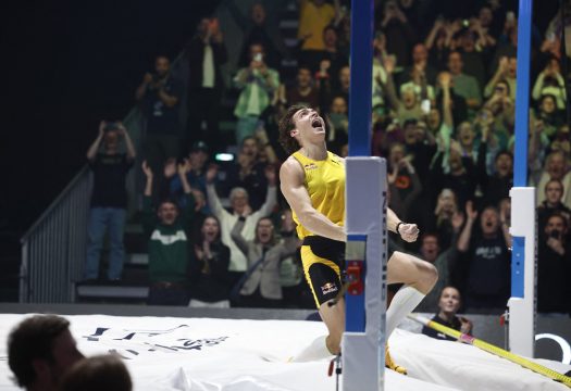 Stabhochspringer Armand Duplantis nach seinem Weltrekord-Sprung am 12. März 2026