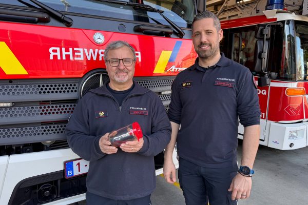 Fabrice Gofflot und Damien Bourseaux von der Hilfeleistungszone vor einem Feuerwehrwagen