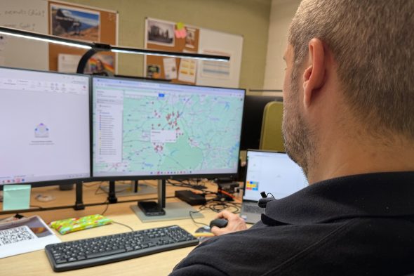 Mann vor PC-Bildschirm