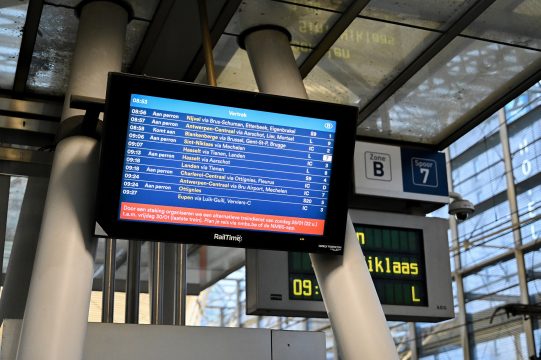 Eine Anzeigetafel am Bahnhof von Löwen während eines Bahnstreiks