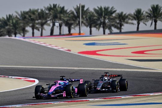 Bei einem Test-Event auf der Rennstrecke in Bahrain sind Pierre Gasly im Alpine und Nico Hülkenberg im Audi auf der Strecke, im Hintergrund stehen Palmen
