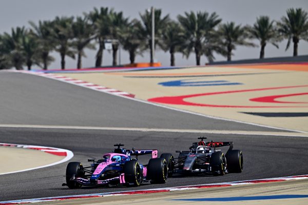 Bei einem Test-Event auf der Rennstrecke in Bahrain sind Pierre Gasly im Alpine und Nico Hülkenberg im Audi auf der Strecke, im Hintergrund stehen Palmen