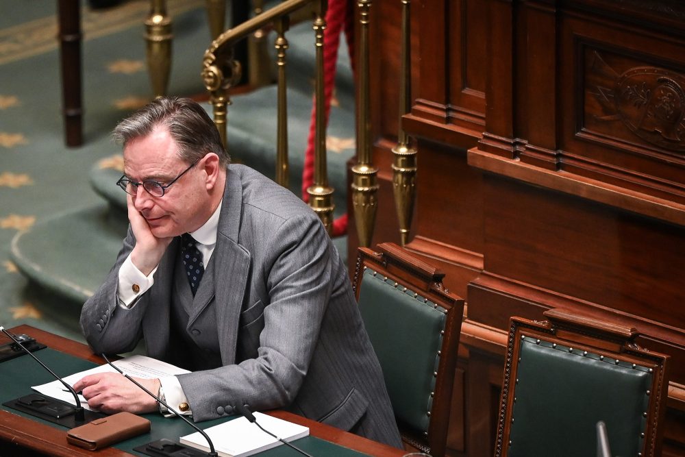 Bar de Wever sitzt an seinem Platz in der Kammer und stützt den Kopf in die rechte Hand