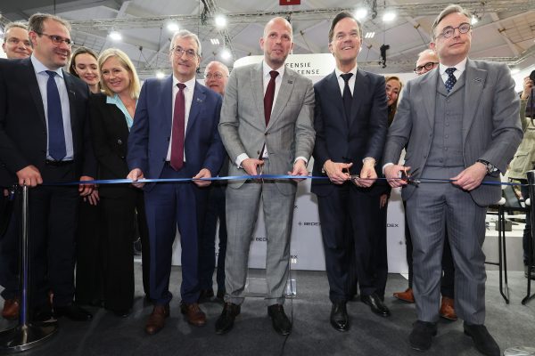 Föderalminister David Clarinval, der wallonische Minister Pierre-Yves Jeholet, Veretidigungsminister Theo Francken, NATO-Generalsekretär Mark Rutte und Premierminister Bart De Wever durchtrennen gemeinsam das Band zur Eröffnung der Bedex-Messe