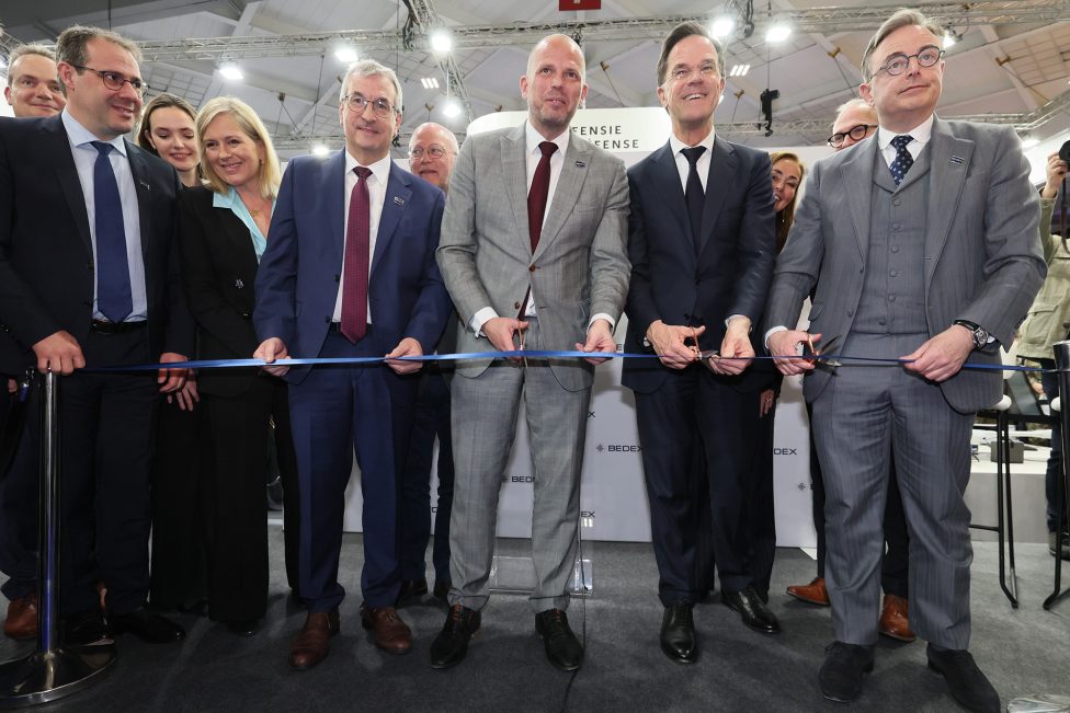 Föderalminister David Clarinval, der wallonische Minister Pierre-Yves Jeholet, Veretidigungsminister Theo Francken, NATO-Generalsekretär Mark Rutte und Premierminister Bart De Wever durchtrennen gemeinsam das Band zur Eröffnung der Bedex-Messe