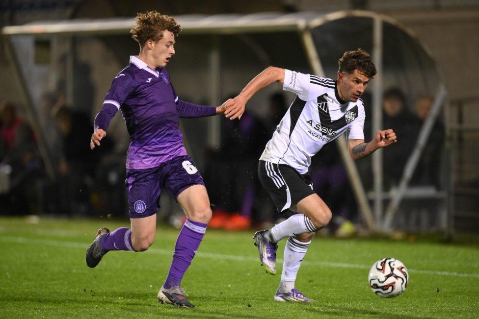 Zweikampf zwischen Eupens Mark Müller und Alexander de Ridder von RSCA Futures