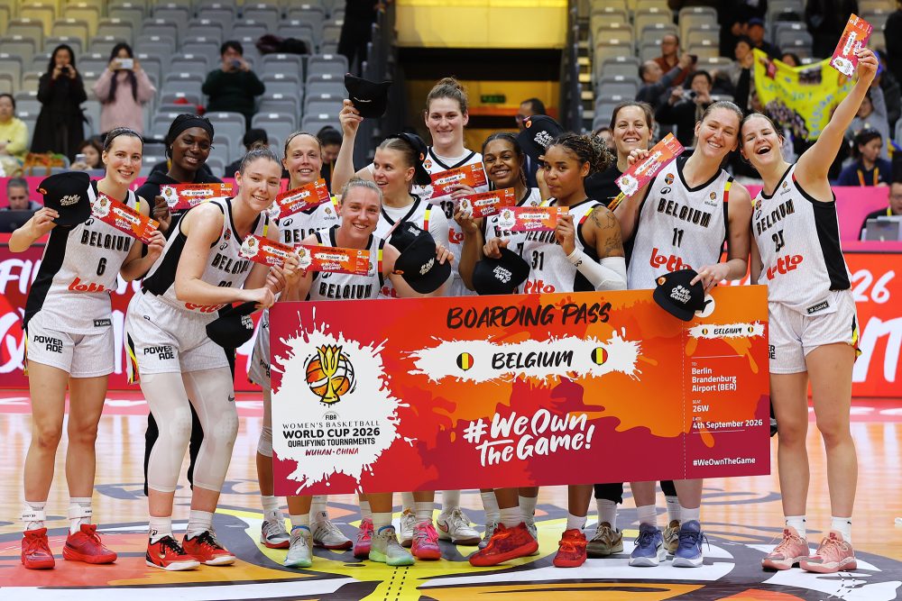 Die Spielerinnen mit einem großen Pappschild, auf dem "Boarding Pass" steht - außerdem hält jede Spielerin so einen Boarding Pass auch in klein in den Händen