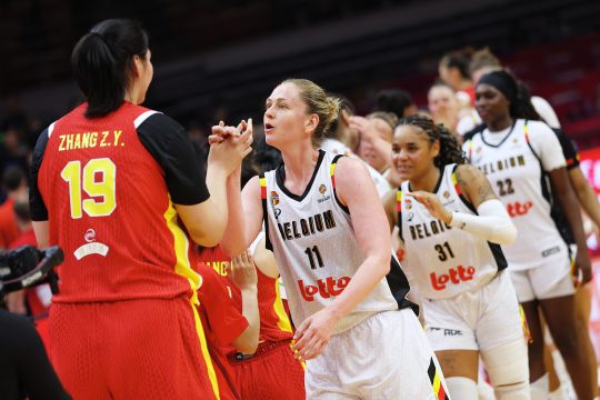 Chinas Basketballerin Ziyu Zhang und Emma Meesseman der Belgian Cats reichen sich nach dem Spiel die Hand