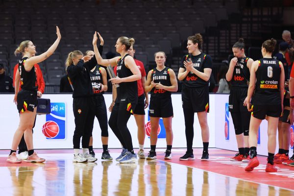 Die Belgian Cats freuen sich über ihren Erfolg gegen die Nationalmannschaft des Südsudan, die Spielerinnen jubeln und klatschen ein