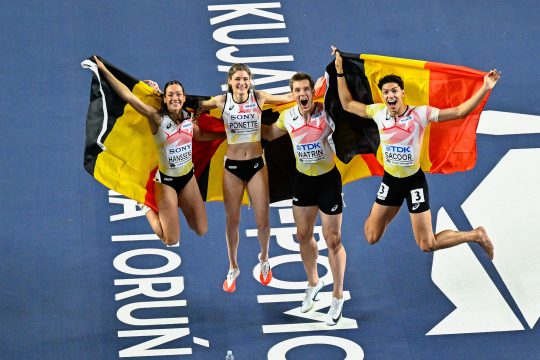 Die "Belgian Waffles" springen mit Belgien-Flaggen in die Höhe