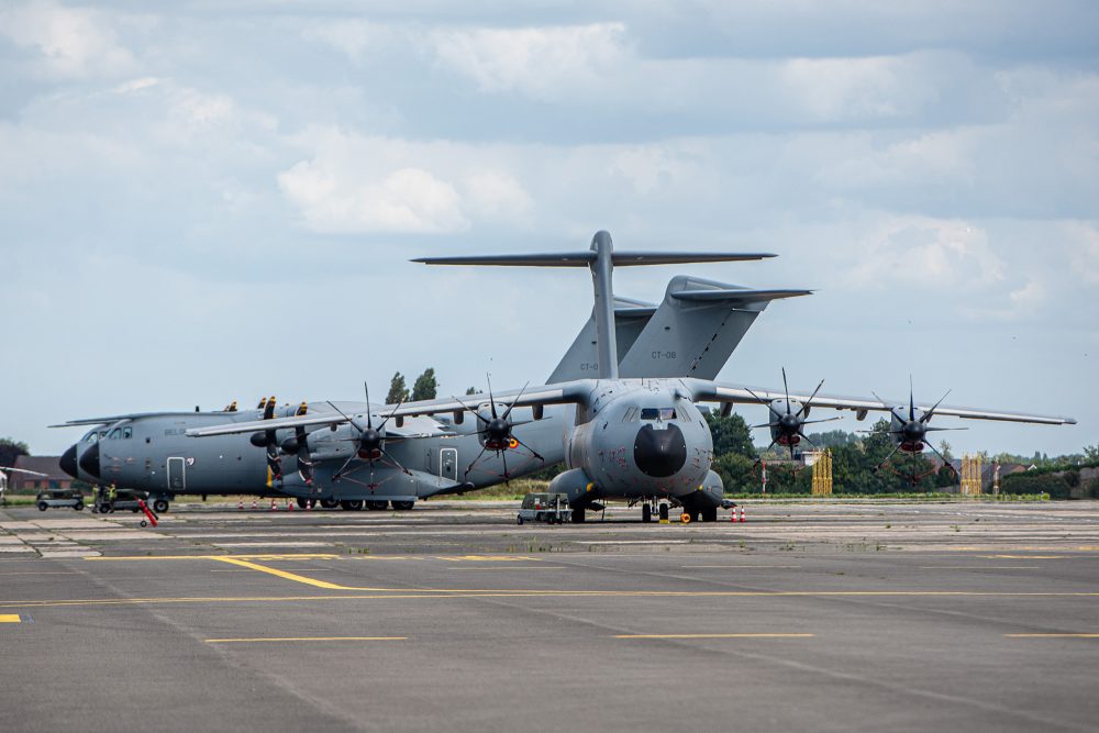 Mehrere Flugzeuge der belgischen Armee vom Typ A 400m stehen auf dem Rollfeld in Steenokkerzeel