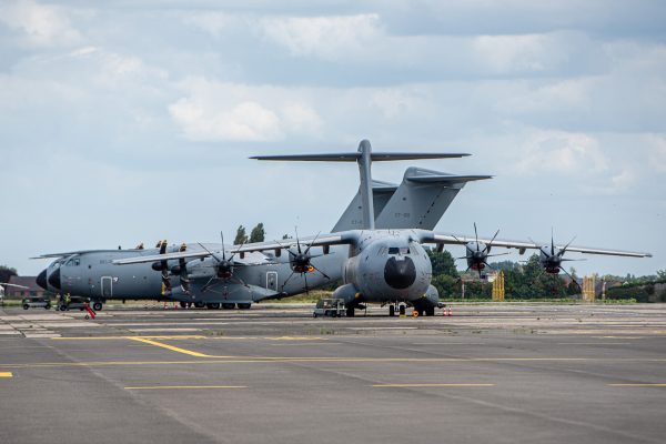Mehrere Flugzeuge der belgischen Armee vom Typ A 400m stehen auf dem Rollfeld in Steenokkerzeel
