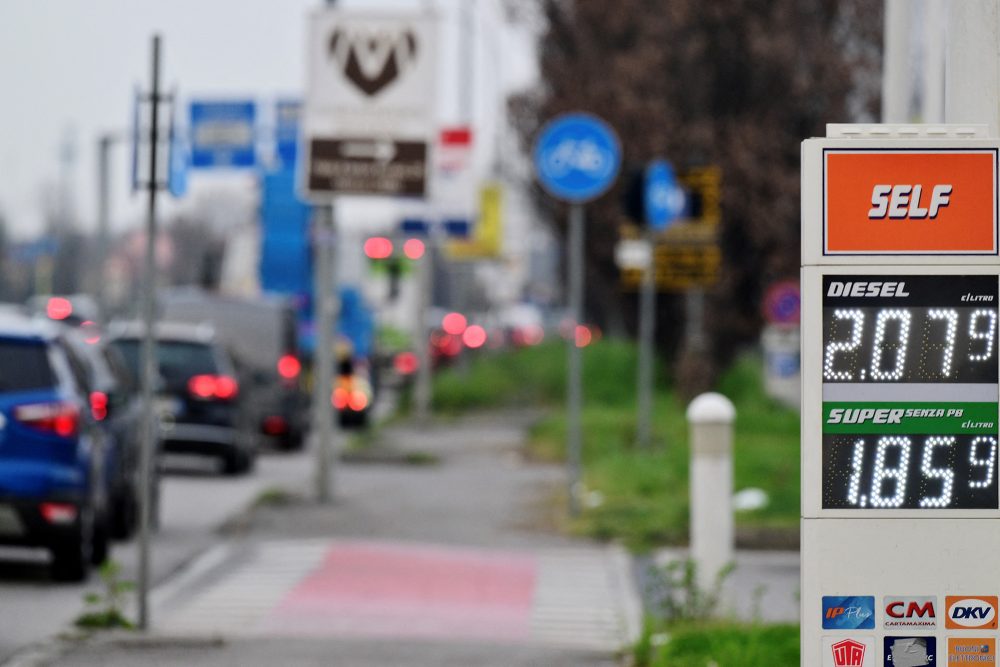 Die Anzeigentafel einer Tankstelle am Straßenrand in Italien zeigt die neuen Preise für Diesel und Benzin.