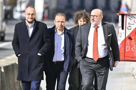 Sprecher Olivier Schotte, Sprecher Veli Yüksel und Innenminister Bernard Quintin zu Fuß unterwegs