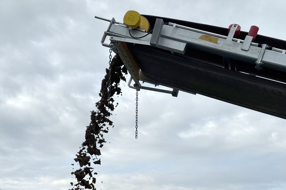 Hier wird der Beton über ein Fließband transportiert