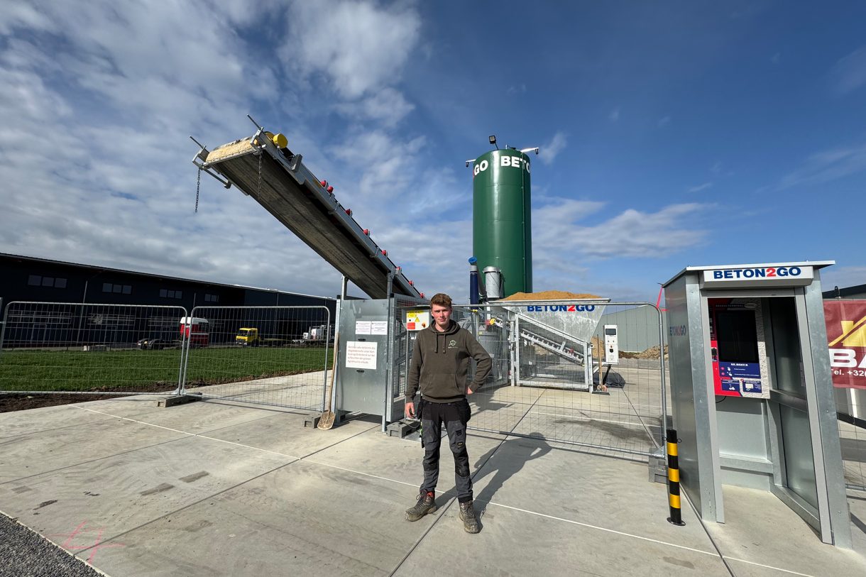 Yannick Fischer vor seiner Betontankstelle im Eynattener Gewerbegebiet