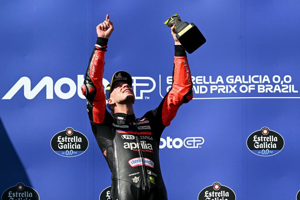 Marco Bezzecchi mit Siegertrophäe