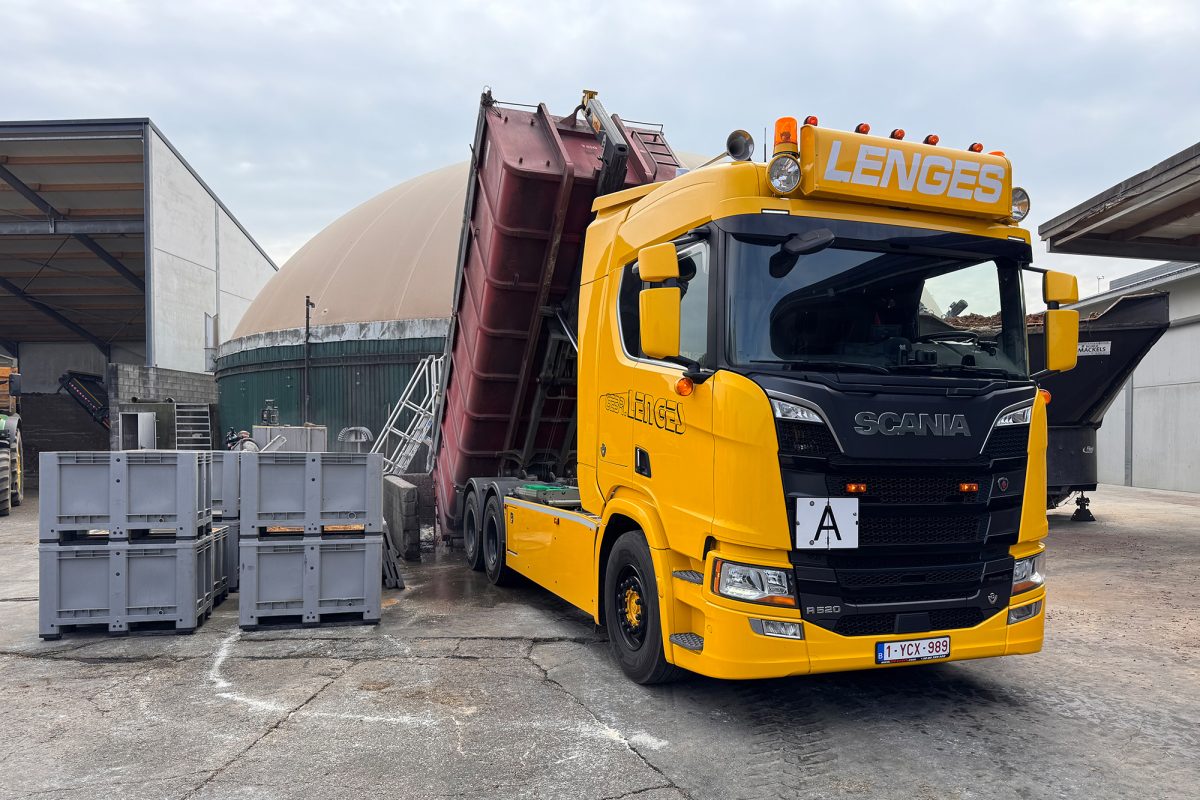 Lkw lädt Container ab