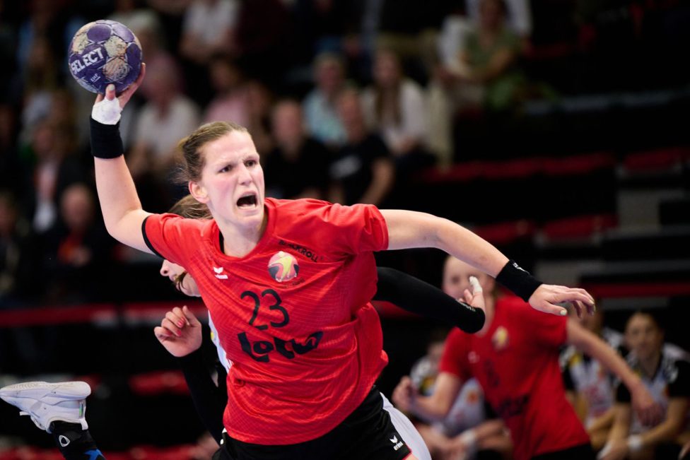 Munia Smits mit dem Ball in der Hand ist bereit zum Wurf