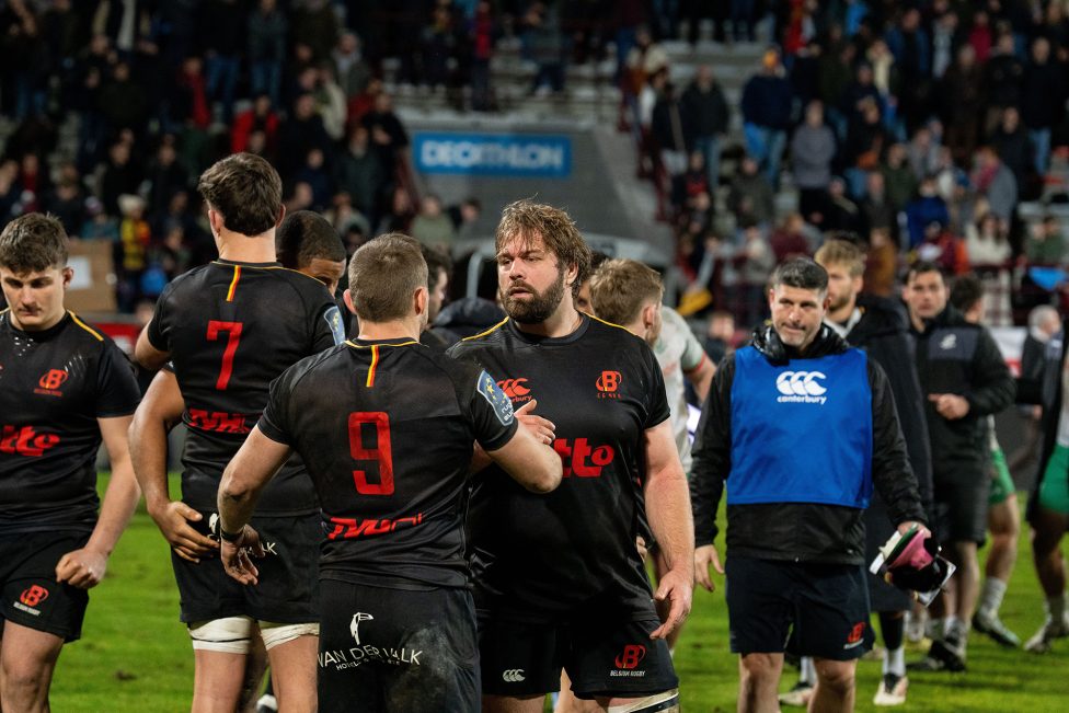 Die Black Devils bei der Rugby-EM, mehrere Spieler stehen auf dem Rasen während eines Spiels