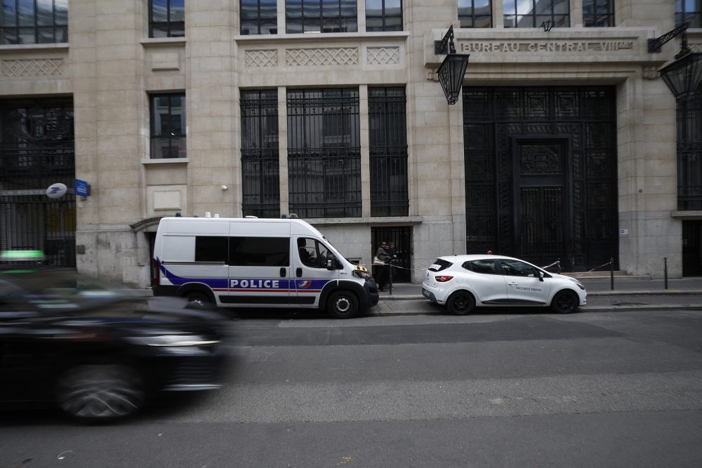 Polizeifahrzeug vor der "Bank of America"-Filiale in Paris am Samstag