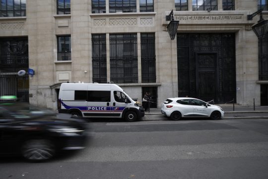 Polizeifahrzeug vor der "Bank of America"-Filiale in Paris am Samstag