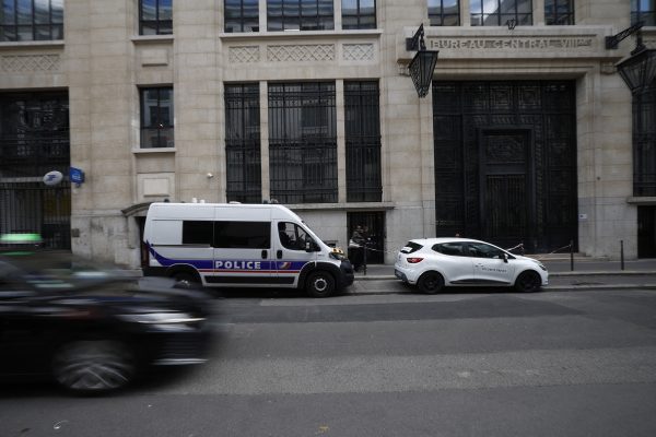 Polizeifahrzeug vor der "Bank of America"-Filiale in Paris am Samstag