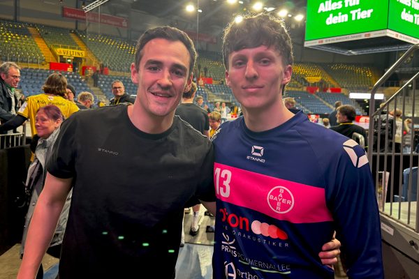 Die Handballer Nick Braun und Kaj Kriescher in der Halle in Krefeld