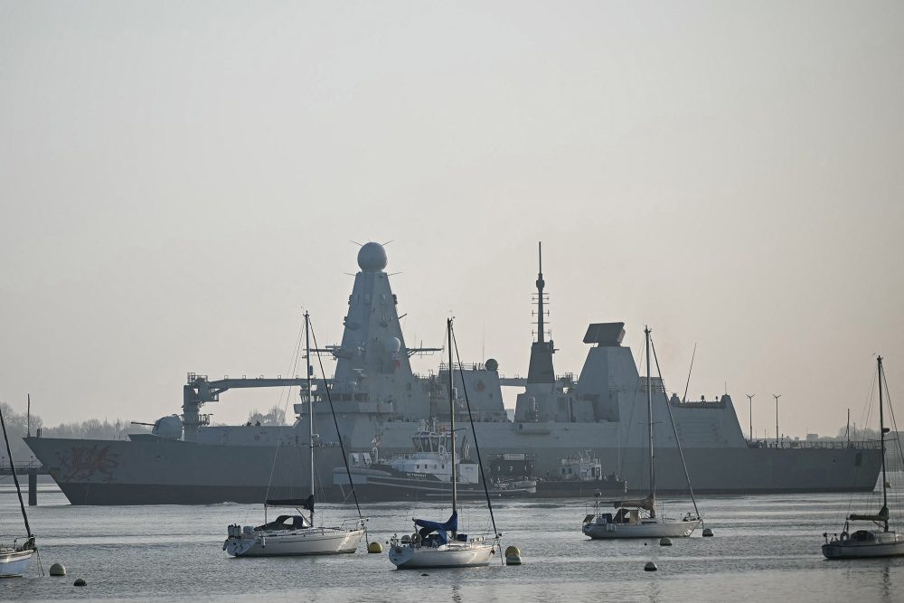 Das britische Kriegsschiff HMS Dragon vor Anker an der Marinebasis HM Naval Base in Portsmouth an der Südküste Englands