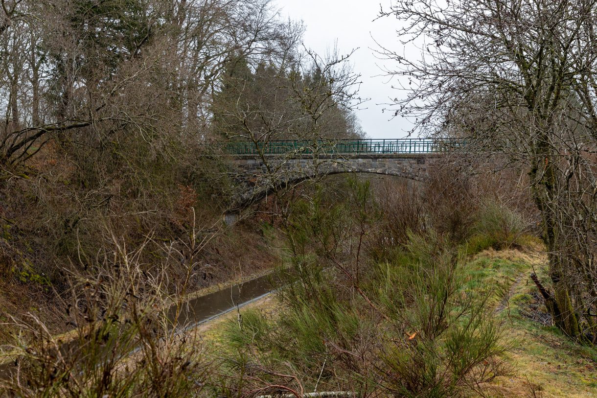 Blick auf den Ravel, der unter der Brücke verläuft