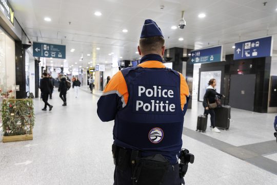 Ein Polizist in Uniform in einem Gang des Bahnhofs