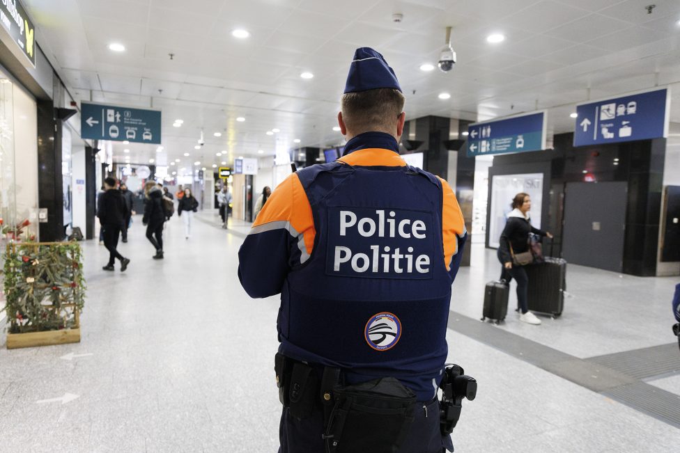 Ein Polizist in Uniform in einem Gang des Bahnhofs