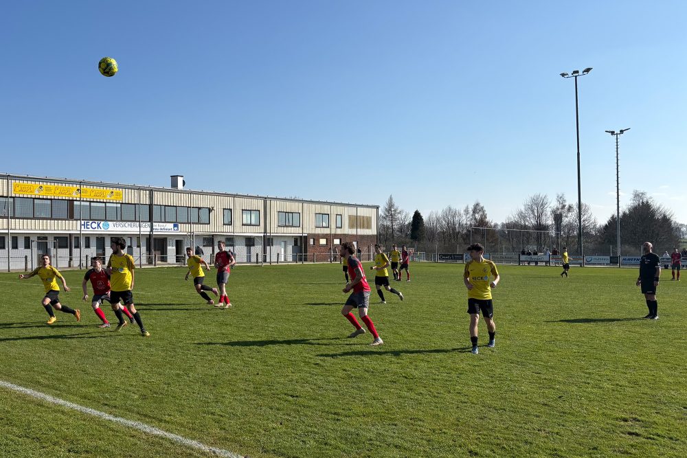 Spieler auf dem Feld bei der Partie FC Bütgenbach gegen SG Rapid Oudler