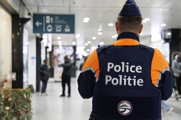 Polizist im Bahnhof Brüssel-Midi