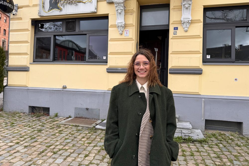 Betreiberin Janina Cremer steht vor dem Gebäude