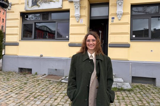 Betreiberin Janina Cremer steht vor dem Gebäude