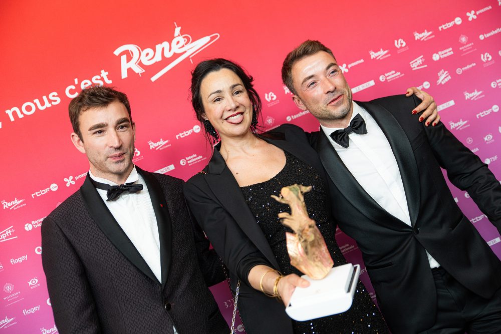 Regiesseur Arnaud Dufeys, Schauspielerin Myriem Akheddiou und Produzent Arnaud Ponthiere mit René-Trophäe