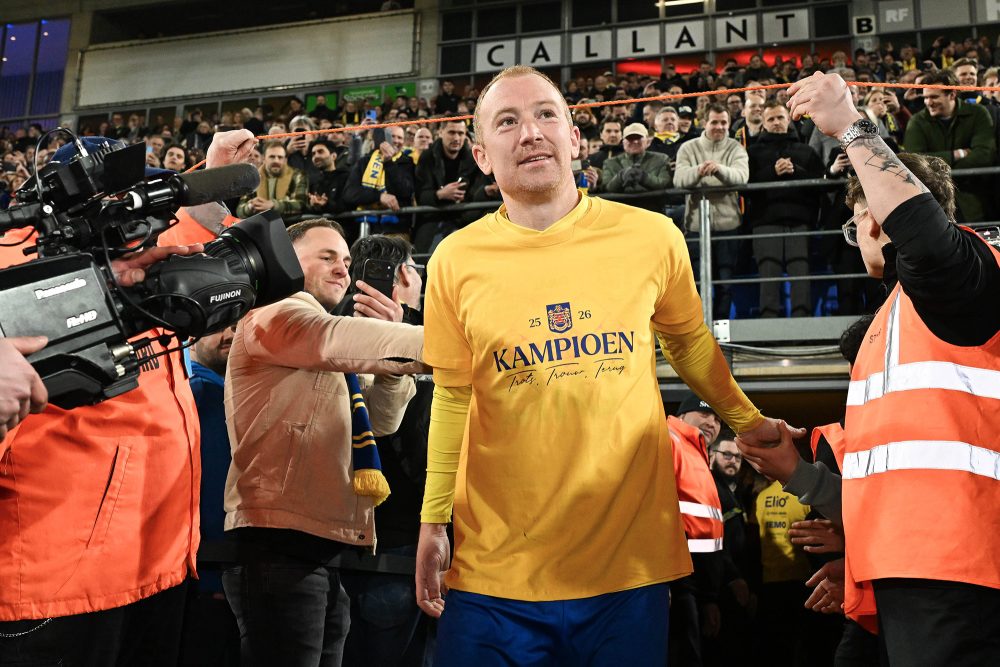 Christian Brüls im Trikot mit der Aufschrift "Kampioen" betritt das Spielfeld