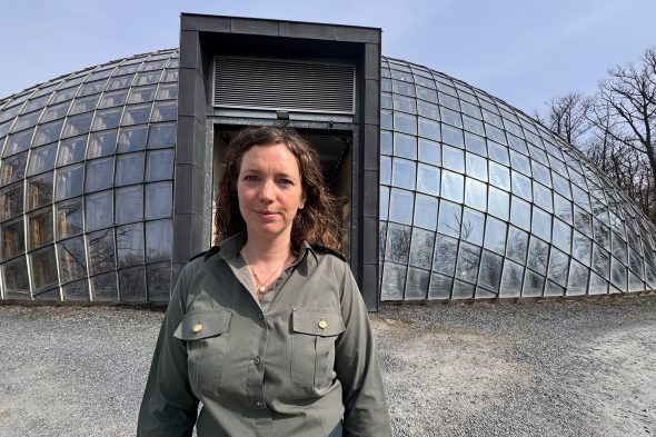 Leiterin Eléonore Scholzen vor dem "Comptoir Forestier"