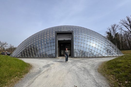 Leiterin Eléonore Scholzen vor dem "Comptoir Forestier"