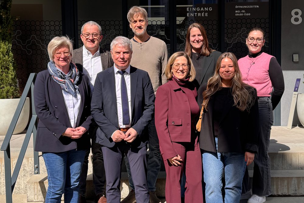 Minister Gregor Freches und Vertreter der teilnehmenden Organisationen posieren für ein Gruppenbild