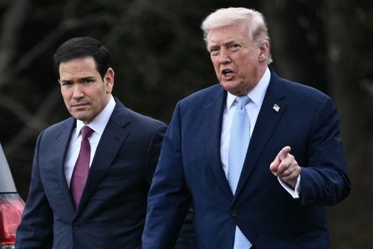 US-Präsident Donald Trump (rechts) und US-Außenminister Marco Rubio (links)