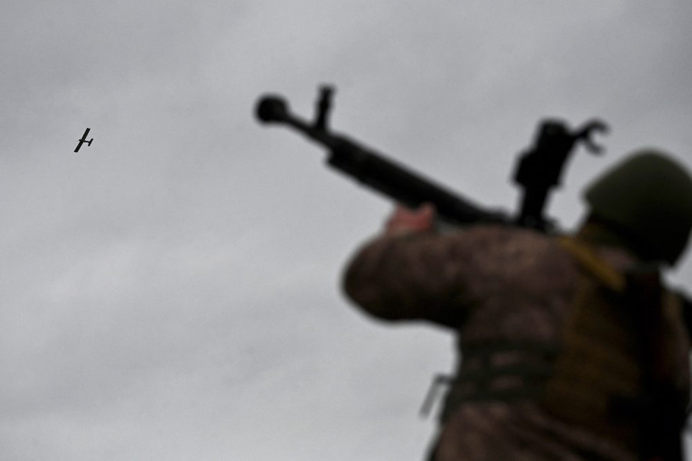 Ukrainischer Soldat zielt mit einem Maschinengewehr auf eine Drohne