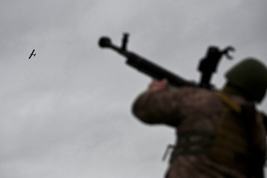 Ukrainischer Soldat zielt mit einem Maschinengewehr auf eine Drohne