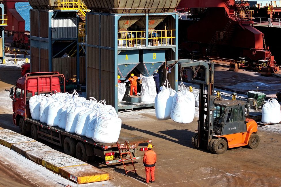 Säcke mit Dünger werden im Hafen von Lianyungang entladen